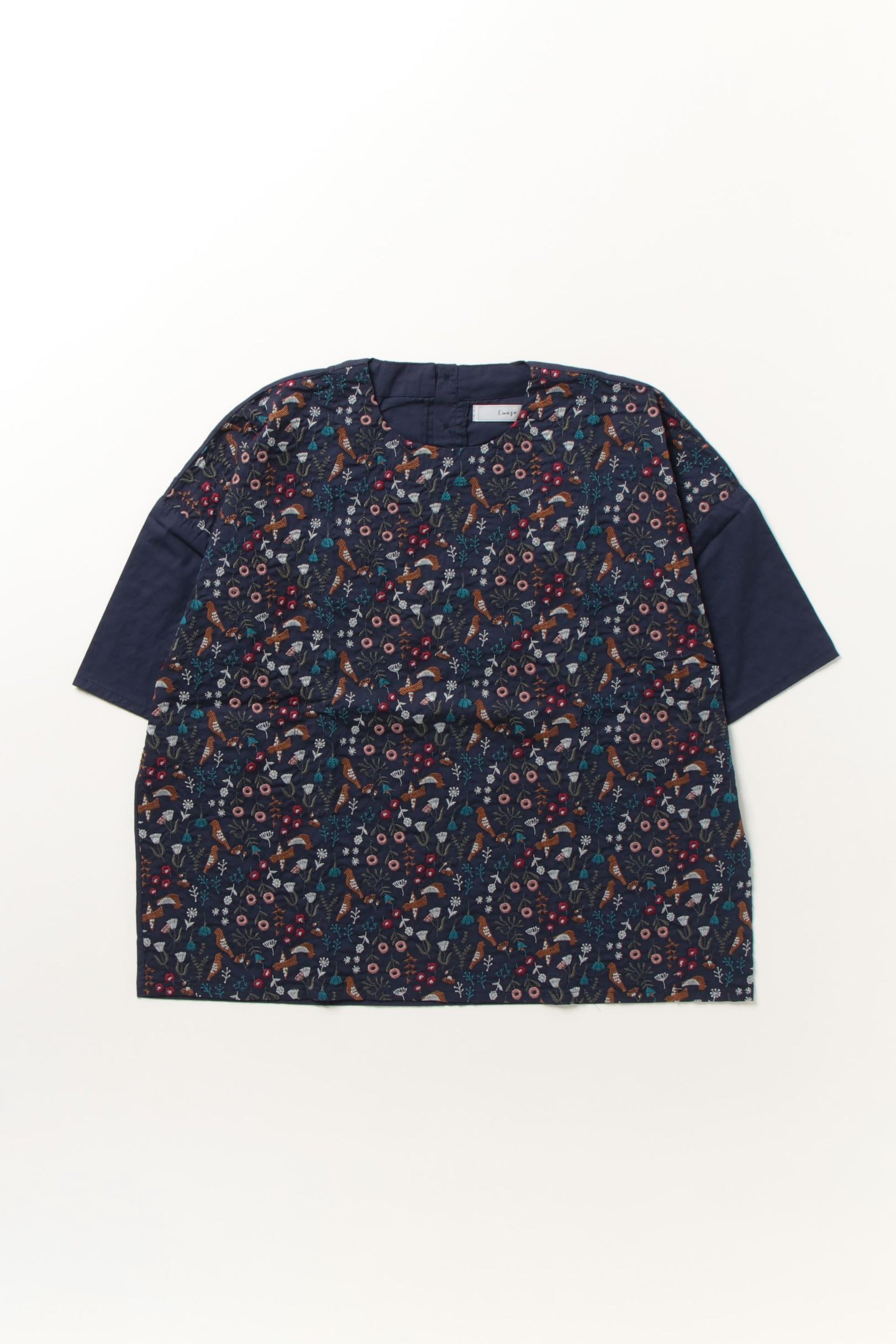 バックボタン刺繡装飾Tシャツ　2色入 - liwisi