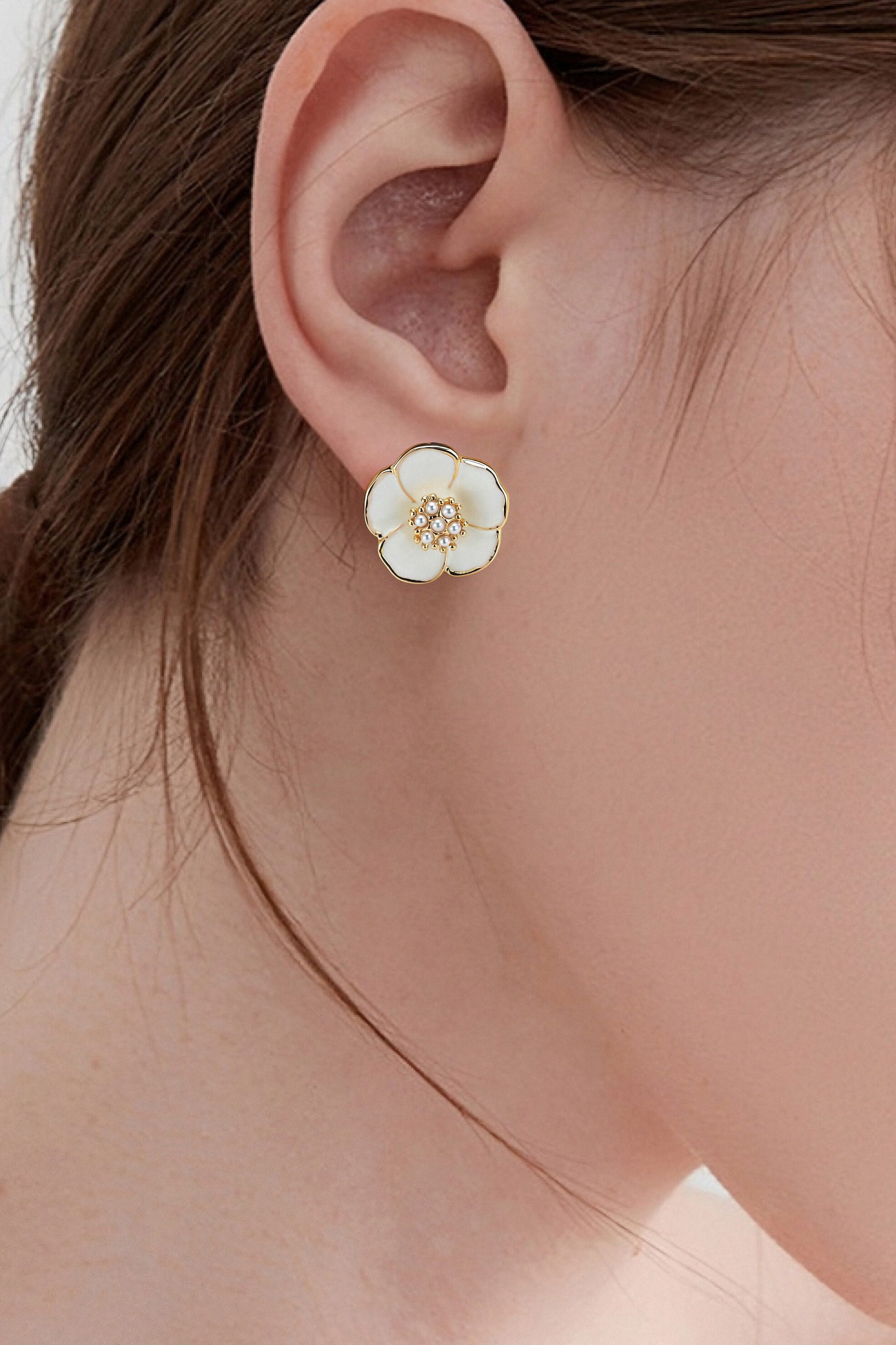 Elegant Temperament Enamel Flower Pearl Stud Earrings - liwisi