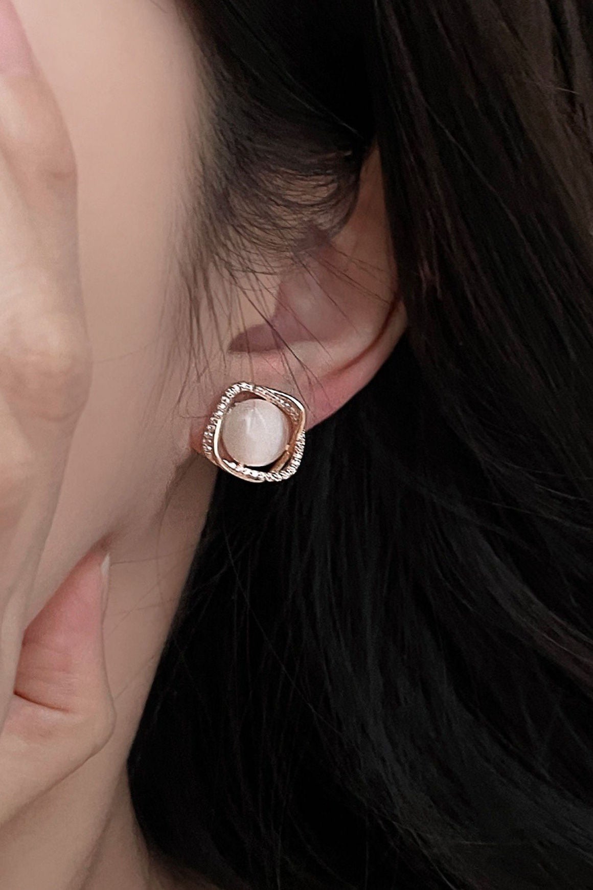 Elegant Hollow Cat's Eye Stud Earrings - liwisi