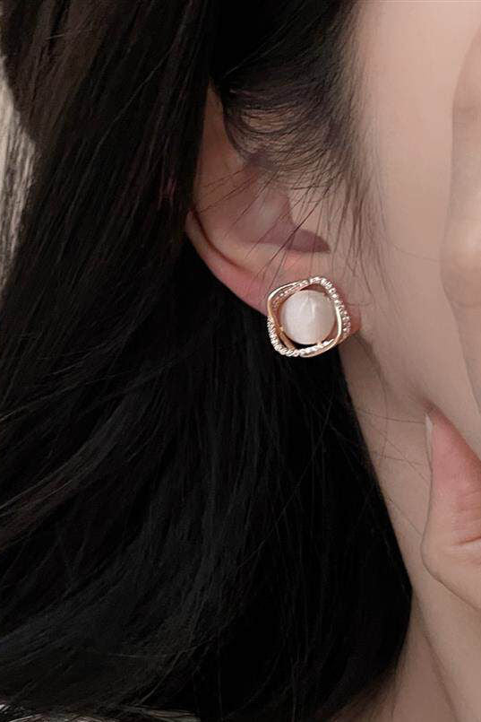 Elegant Hollow Cat's Eye Stud Earrings - liwisi