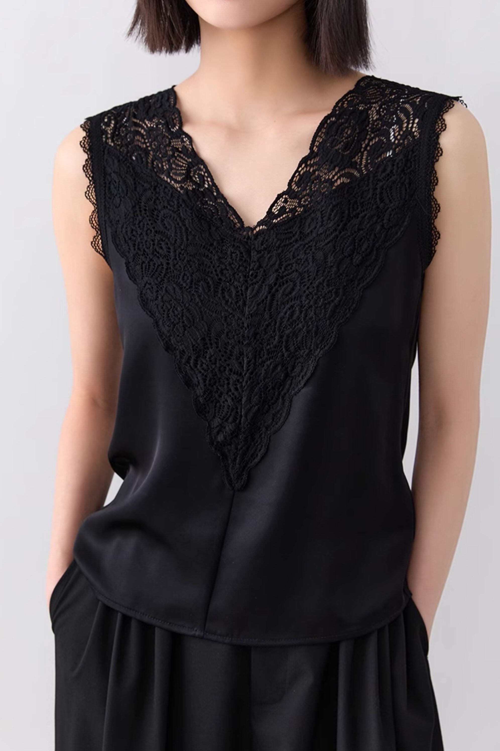 Elegant Lace V-Neck Sleeveless Vest - liwisi
