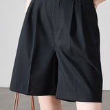 Casual straight-fit shorts suitable for office wear