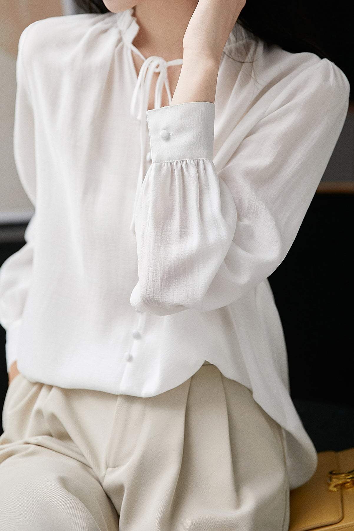 リボンひも付フリルカラーフェミニンブラウス　2色入 - liwisi