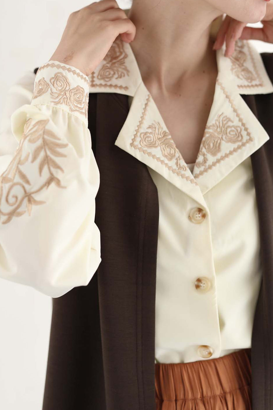 テーラードカラー刺繍装飾ブラウス - liwisi